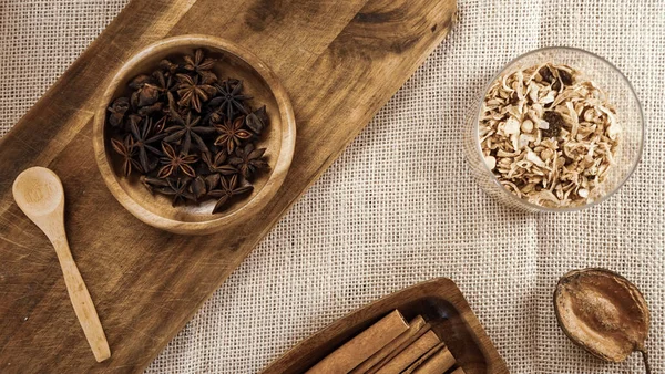 薬味とスパイス唐辛子サフランのクローブとナッツ 素朴な農家スタイルのモルタル 料理の材料 — ストック写真
