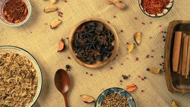 Baharatlar ve baharatlar acı biber safranı karanfil ve fındık. Kırsal çiftlik tarzı havan topu. Yemek yapmak için malzemeler.