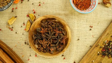 Baharatlar ve baharatlar acı biber safranı karanfil ve fındık. Kırsal çiftlik tarzı havan topu. Yemek yapmak için malzemeler.