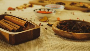 Baharatlar ve baharatlar acı biber safranı karanfil ve fındık. Kırsal çiftlik tarzı havan topu. Yemek yapmak için malzemeler.