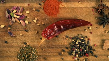 Baharatlar ve baharatlar acı biber safranı karanfil ve fındık. Kırsal çiftlik tarzı havan topu. Yemek yapmak için malzemeler.