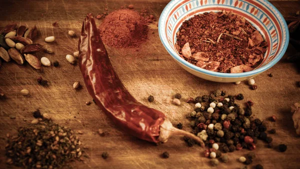 Kořenící Přísady Koření Pálivé Papriky Stroužky Šafránu Ořechy Rustikální Malta — Stock fotografie