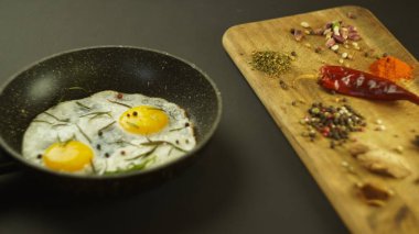 Çırpılmış yumurtalı omlet, domatesli ve sarımsaklı, köy usulü. Lezzetli sağlıklı kahvaltı.