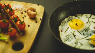 Çırpılmış yumurtalı omlet, domatesli ve sarımsaklı, köy usulü. Lezzetli sağlıklı kahvaltı.