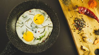 Çırpılmış yumurtalı omlet, domatesli ve sarımsaklı, köy usulü. Lezzetli sağlıklı kahvaltı.