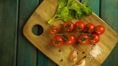 Taze domates ve şifalı otlar. Köy ahşap kesim tahtasındaki salata malzemeleri.