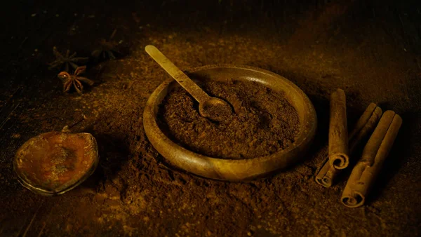 Cynamon Ziemia Kije Ceremonia Kakao Goździki Mielone Kawa Przyprawy Drewnianym — Zdjęcie stockowe