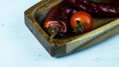 Sıcak kuru kırmızı biber taze vişneli domates salata malzemeleri rustik mutfak.