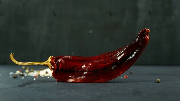Hot Dry Chili Papryka Świeże Pomidory Wiśniowe Sałatka Składniki Rustykalna — Zdjęcie stockowe