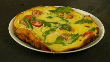 Domatesli omlet ve şifalı otlar sade bir kahvaltıda kızarmış yumurta.