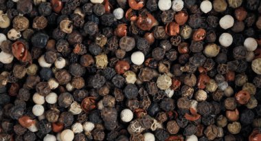 Siyah biber, renkli biber tohumları, makro dokular, baharatlar.