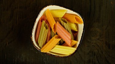 makarna kuru bir tabakta iştah açıcı sarmal makarna mutfakta yemek hazırlama