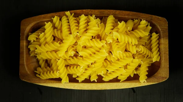 Pâtes Dans Plat Sec Appétissant Macaroni Spirale Dans Cuisine Préparation — Photo