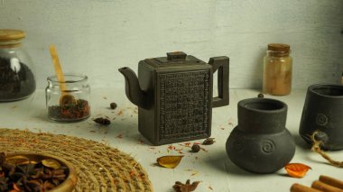 Geleneksel Hint çay töreni seramik kil antik antika çaydanlık yeşil çay