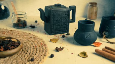 Geleneksel Hint çay töreni seramik kil antik antika çaydanlık yeşil çay