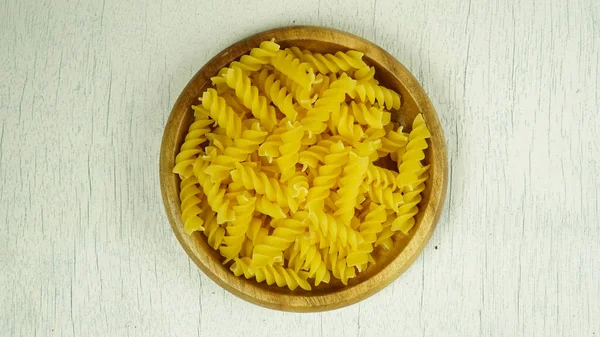 Pâtes Dans Plat Sec Appétissant Macaroni Spirale Dans Cuisine Préparation — Photo