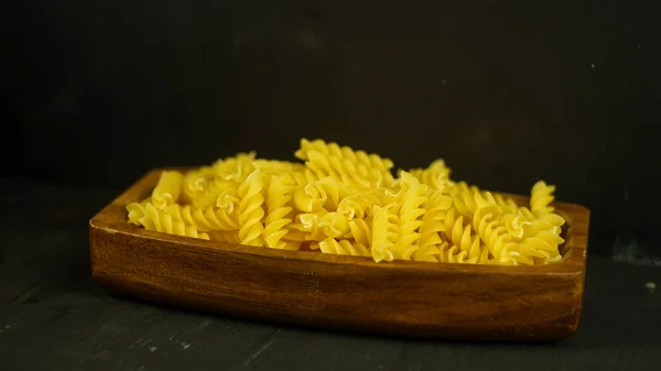 Pâtes Dans Plat Sec Appétissant Macaroni Spirale Dans Cuisine Préparation — Photo