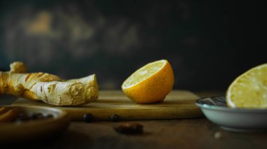 Zencefilli çay malzemeleri, zencefilli, tarçınlı, karanfilli, adaçaylı, kır manzaralı.