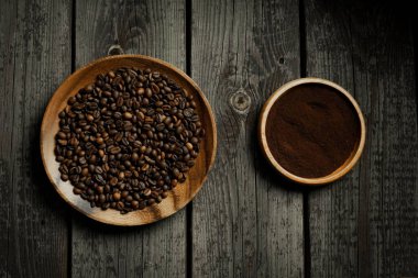 Koyu kavrulmuş kahve çekirdekleri. Cezva bardağı rustik Türk kahvesi.