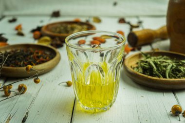 Papatya çayı, çay. Çayın içindekiler karanfil safranı Verbena Louise Ginger Rustik limon ve adaçayı.
