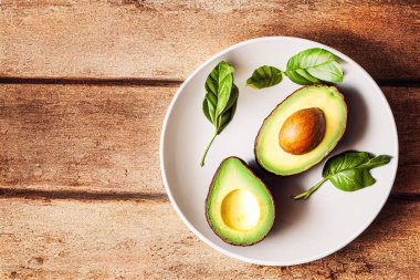 Avokado, taze, dilimlenmiş, ahşap masada. en üstteki görünüm