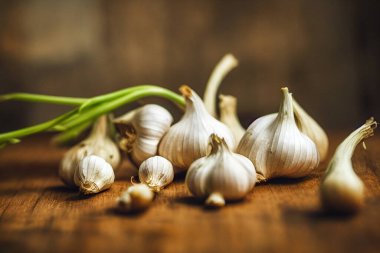ahşap zemin üzerinde diş sarımsak