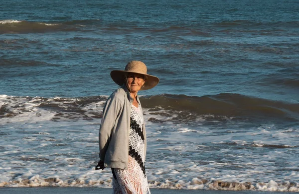 Una Signora Che Cammina Lungo Spiaggia Con Suo Vestito Lino — Foto Stock