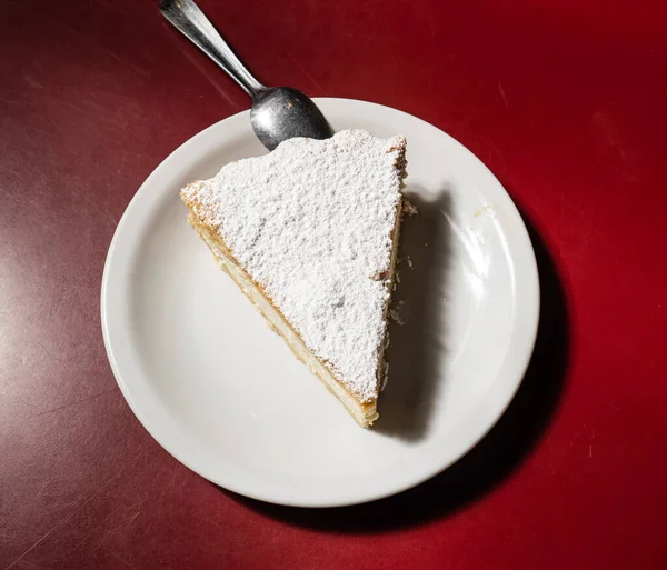 Una Porción Individual Pastel Ricota Con Azúcar Glaseado Parte Superior — Foto de Stock