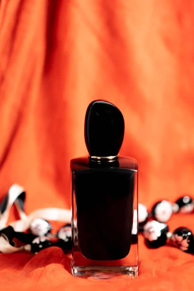 Close Bottle Women Perfume Black Red Background Woman Pendant Surrounds — Stock Photo, Image