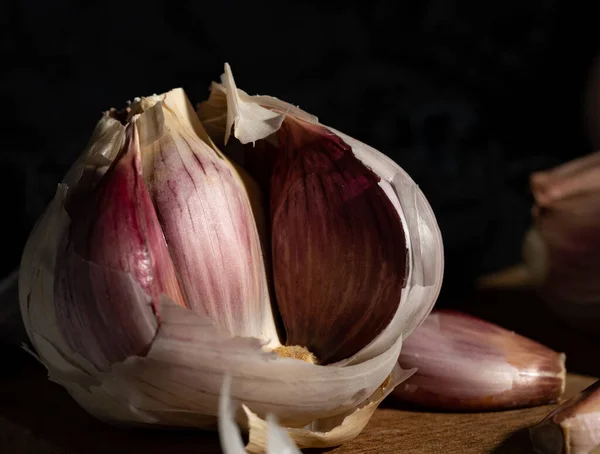 Garlic Resting Wooden Board Garlic Foreground You Can See — Stock Photo, Image