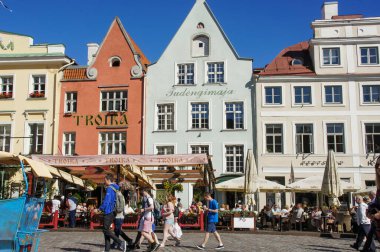Tallinn, Estonya - 14 Ağustos 2017: Tallinn 'deki Eski Şehir' de insanlar merkez meydanda yürüyor