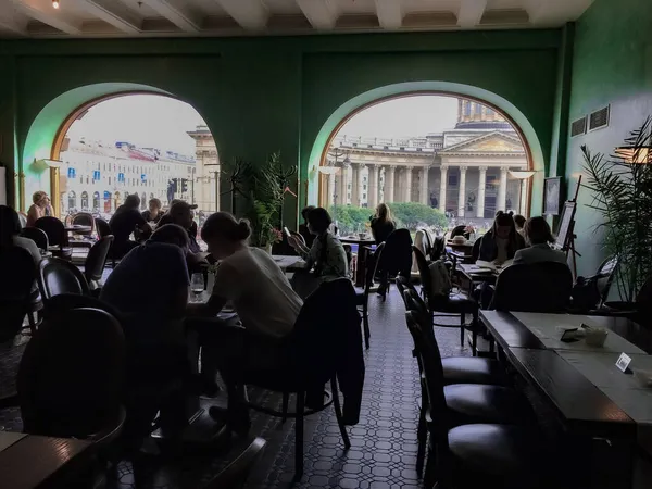 Sankt Petersburg, Russland - 20. August 2017: Besucher des Cafés Zingers House bewundern den Blick auf die Isaak-Kathedrale — Stockfoto