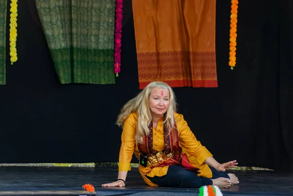 Stokolm. İsveç - 15 Ağustos 2017: İsveç 'te Hindistan Kültür Okulu, Bir Kadın Dansı