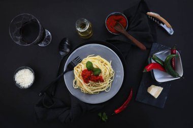 Baharatlı domates soslu spagetti. Şaraplı Akdeniz yemeği. Huysuz yemek fotoğrafçılığı 