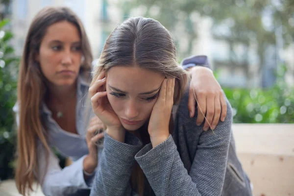 Depresyondaki arkadaşını teselli eden ve kucaklayan bir kadın. Kötü durum ya da stres kavramı