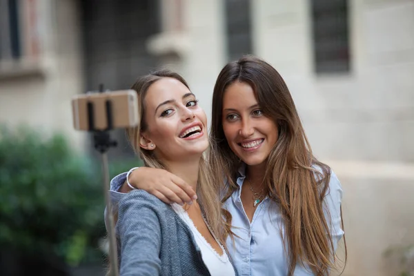 Smiling Friends Taking Selfie Photo Street Tourism Concept — Stock Photo, Image