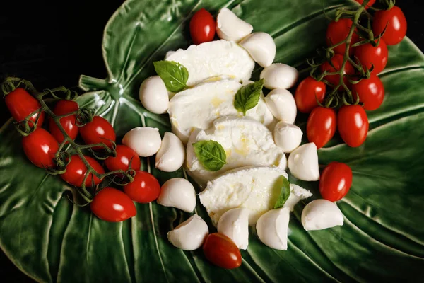 Yeşil Tabakta Kiraz Domatesli Mozzarella — Stok fotoğraf