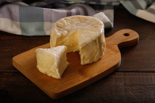 素朴な背景に新鮮でクリーミーなフランスチーズ — ストック写真