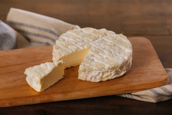 Queijo Saint Flicien Francês Sobre Tábua Corte Madeira — Fotografia de Stock