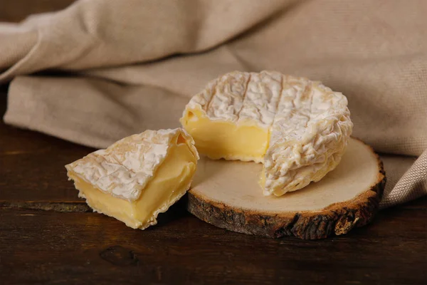 素朴な背景にサンマルセリンソフトフレンチチーズ — ストック写真