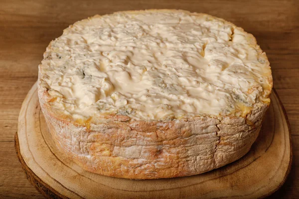 Blauschimmelkäse Gorgonzola Auf Rustikalem Holzgrund — Stockfoto