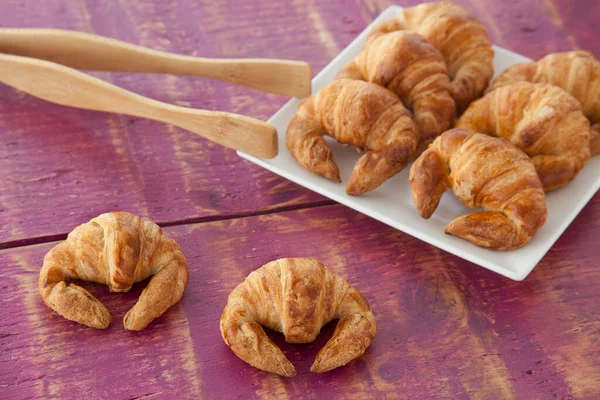 Délicieux Mini Croissants Frais Sur Fond Bois Rouge — Photo