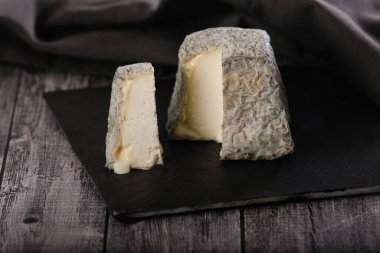 Taze Valencay peyniri ve tatlı olarak bir dilim