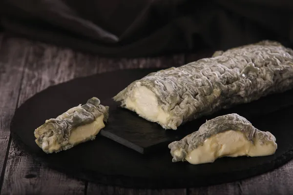 Koyu Arkaplanda Keçi Peyniri — Stok fotoğraf