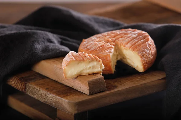 Französisch Cremig Reifen Epoisses Käse Auf Holz Hintergrund — Stockfoto