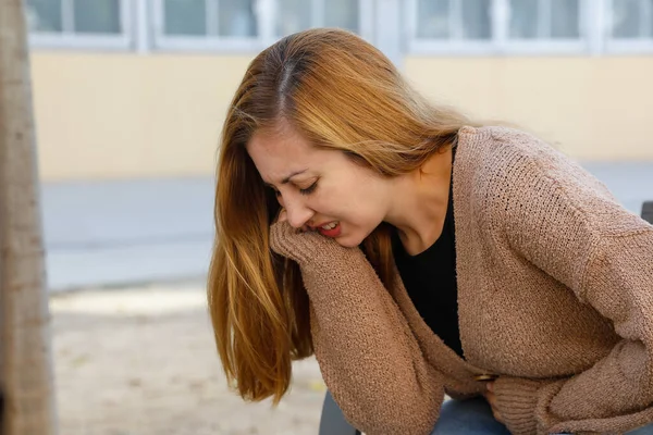 Mujer Tiene Dolor Estómago Aire Libre Sosteniendo Una Mano Sobre — Foto de Stock