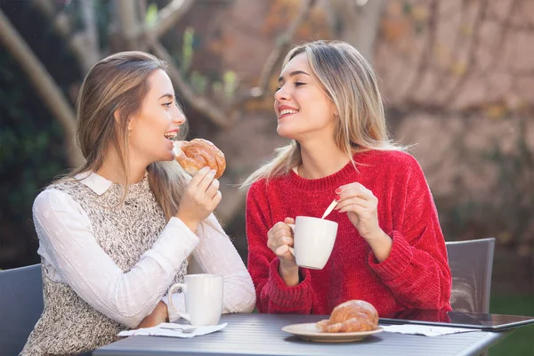 Couple Smiling Friends Having Breakfast Croissants Coffee Outdoors — Stock Photo, Image