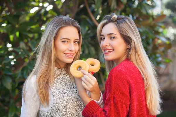 Two Female Friends Eating Donuts Having Fun Outdoors — Stock Photo, Image