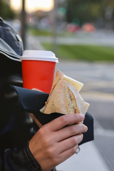 Dekat Tangan Wanita Memegang Makanan Ringan Dan Kopi Jalan Konsep — Stok Foto