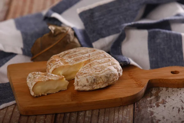 Delicioso Queijo Francês Feito Castanhas — Fotografia de Stock